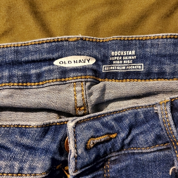 Old Navy Rockstar Super Skinny denim - Picture 2 of 3